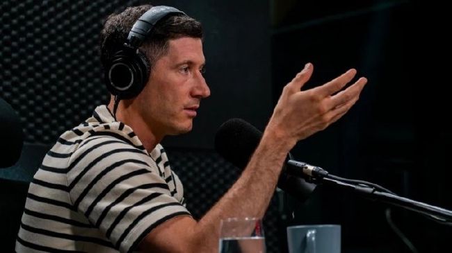 整首歌从男女主视角出发，歌词中带着人物的所思所想：“多幸运遇见了你，在这个不再谈爱的世界里”、“很遗憾只是相遇，在这个容易放弃的年华里”，进一步展示了两人相遇后的纠葛情感，和爱而不得的遗憾心境，直戳当下年轻人恋爱困境：“相遇简单，相守太难